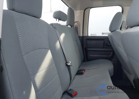 2019 Ram 1500 Classic Express 4X4 6'4 Box z USA, uszkodzony, nr VIN 1C6RR7FT3KS543316